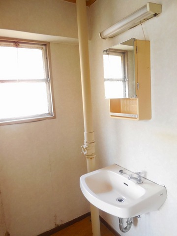 Other room space. There washbasin