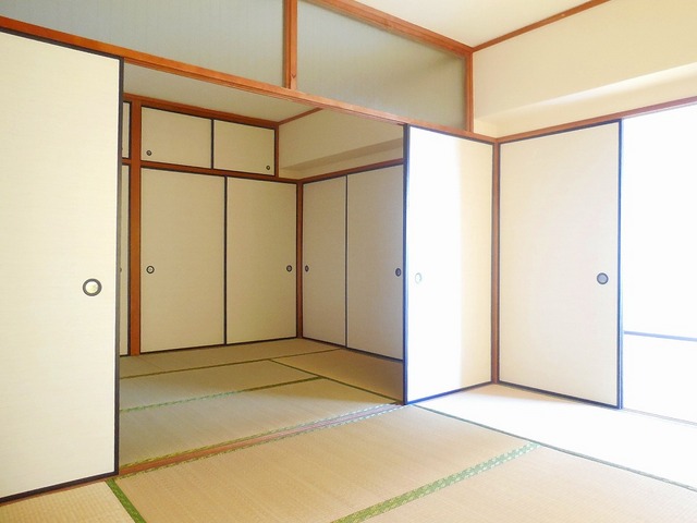 Living and room. There is Japanese-style room