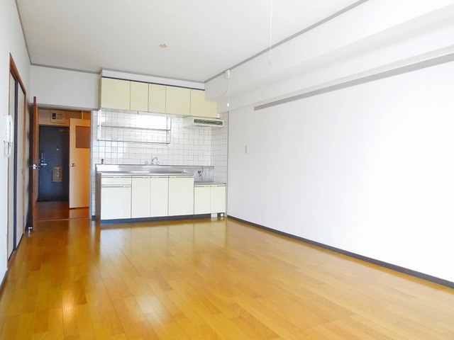 Living and room. Spacious 12 Pledge living