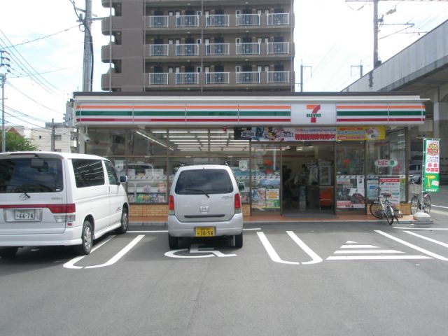 Convenience store. 250m to Seven-Eleven (convenience store)