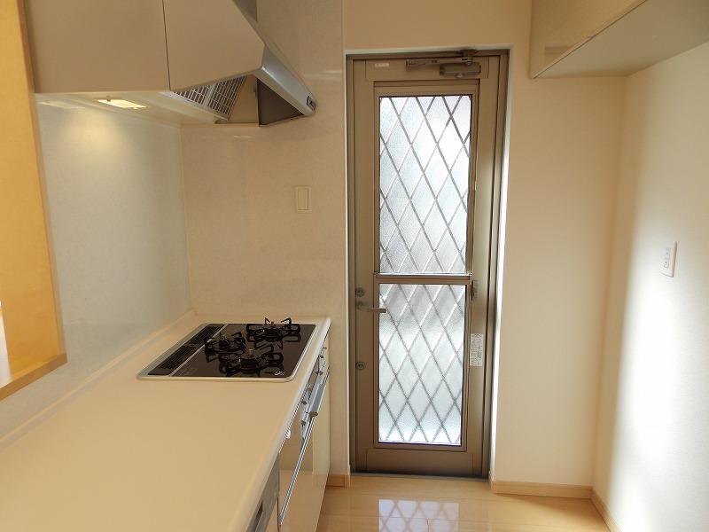 Same specifications photo (kitchen). I hope if there is a back door ~ It is good news to the wife of! Since this is primarily a system kitchen was built in consideration of the housework flow line, (^_^) I was I set up a back door at the standard / In a small back door with the property, It is a rare property (^_^) /