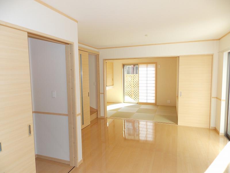 Same specifications photos (living). LDK and the Japanese-style room is Tsuzukiai (^. ^) / ~~~ The living space of calm and close the partition door, Open and widely is transformed into open space (^_^) /