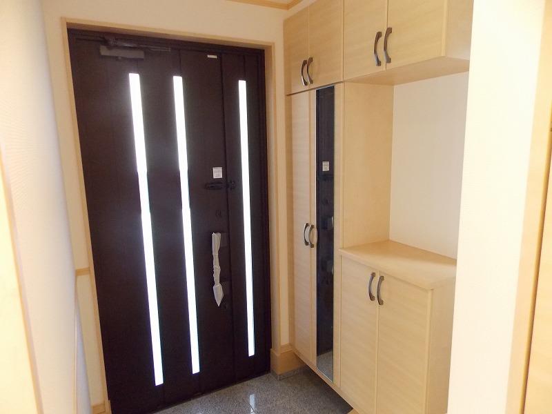 Entrance. Entrance is (^_^) / Do not worry because the entrance door also is a product of everyone you know leading sash maker! ! Design course ・ Of light picking is with slits or small window (^_^) / ◆ It becomes the same specification photo ◆