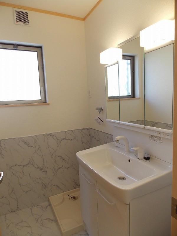 Wash basin, toilet. Washroom is bright with a window, It will also be relaxed moisture from further bath (^_^) /