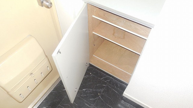 Entrance. Entrance storage