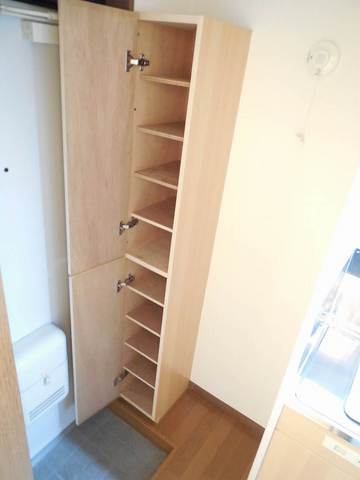 Entrance. You enter full