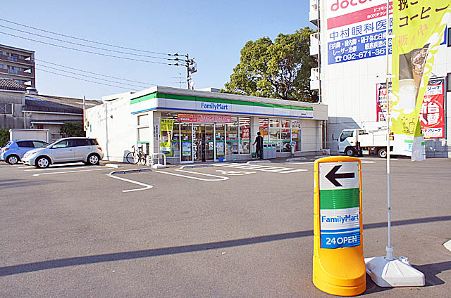 Convenience store. 300m to Family Mart (convenience store)