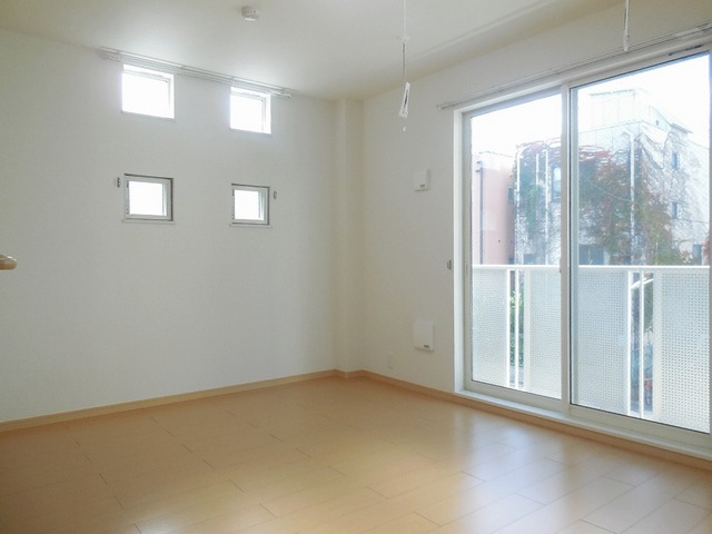 Living and room. Points door