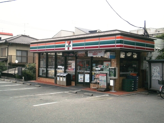 Convenience store. 700m to Seven-Eleven (convenience store)