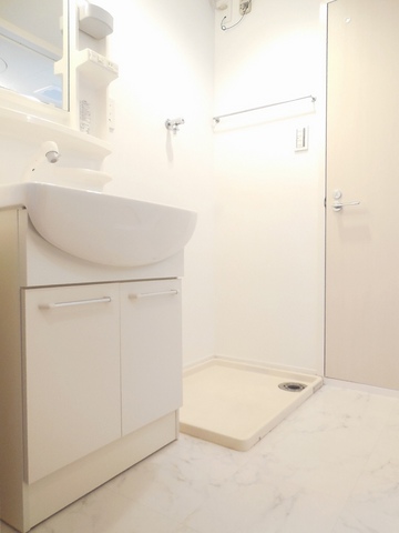 Other room space. Shampoo dresser