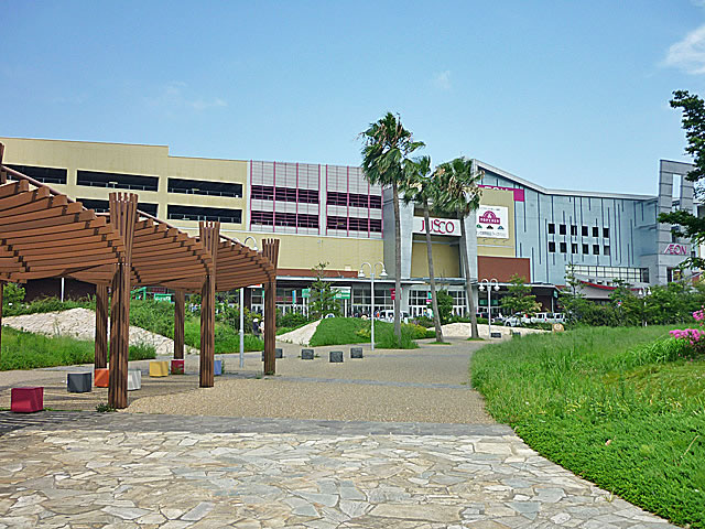 Shopping centre. 700m to Aeon Mall Kashiihama (shopping center)