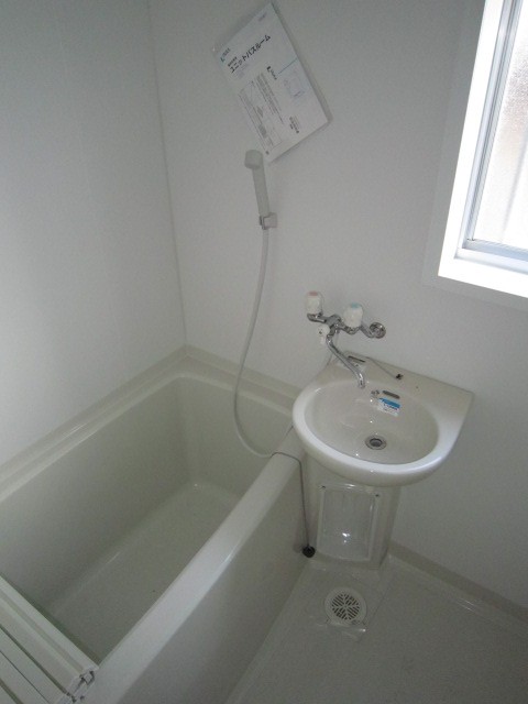 Bath. It was to the unit bus ☆ Yes window ☆ 