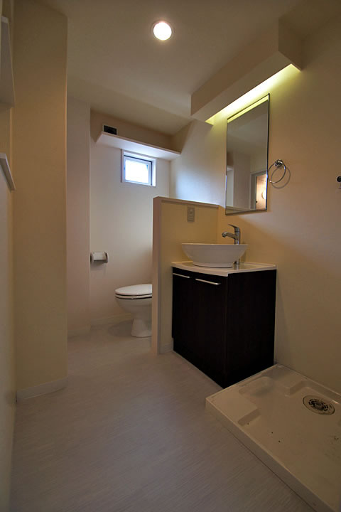 Other room space. Wash dressing room