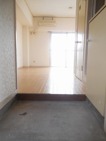 Other room space. Entrance is also wide