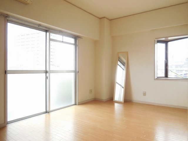 Living and room. Is a light full of do window Takkusa