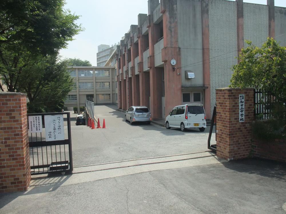 Junior high school. 2200m to Fukuoka Municipal Wajirogaoka junior high school