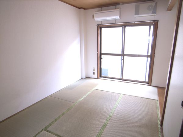 Living and room. Western-style changes already