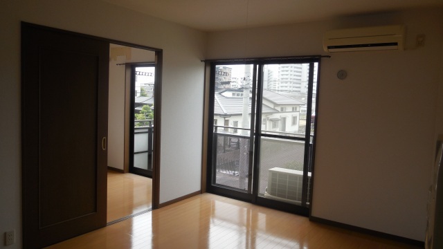 Living and room. Two rooms cold also warmed also OK by a single air conditioning