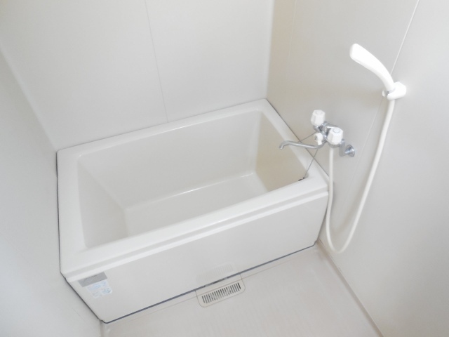 Bath. It is a bath to put in the family