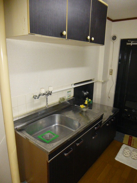 Entrance. Lot storage