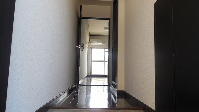 Entrance. Entrance storage