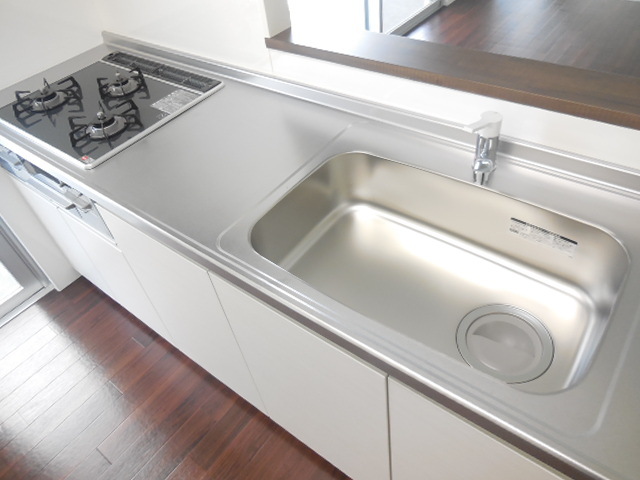 Kitchen. Large kitchen that can cook along with the children