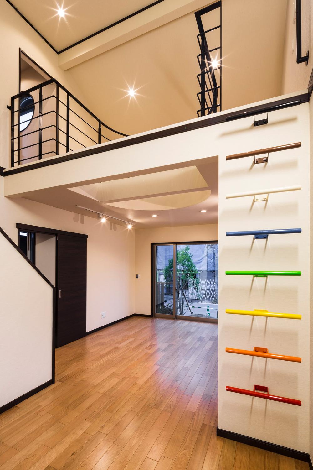 Living. A house with a library gallery