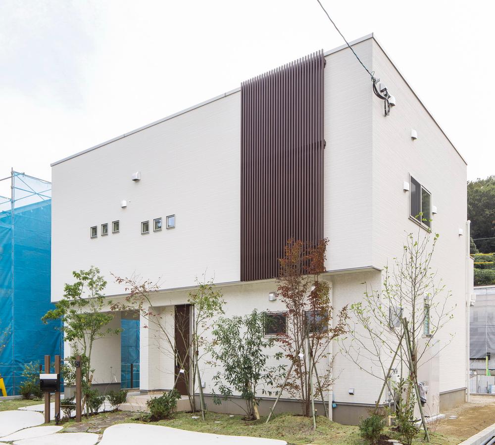 Local appearance photo. House of the pit in the garage to live with the car