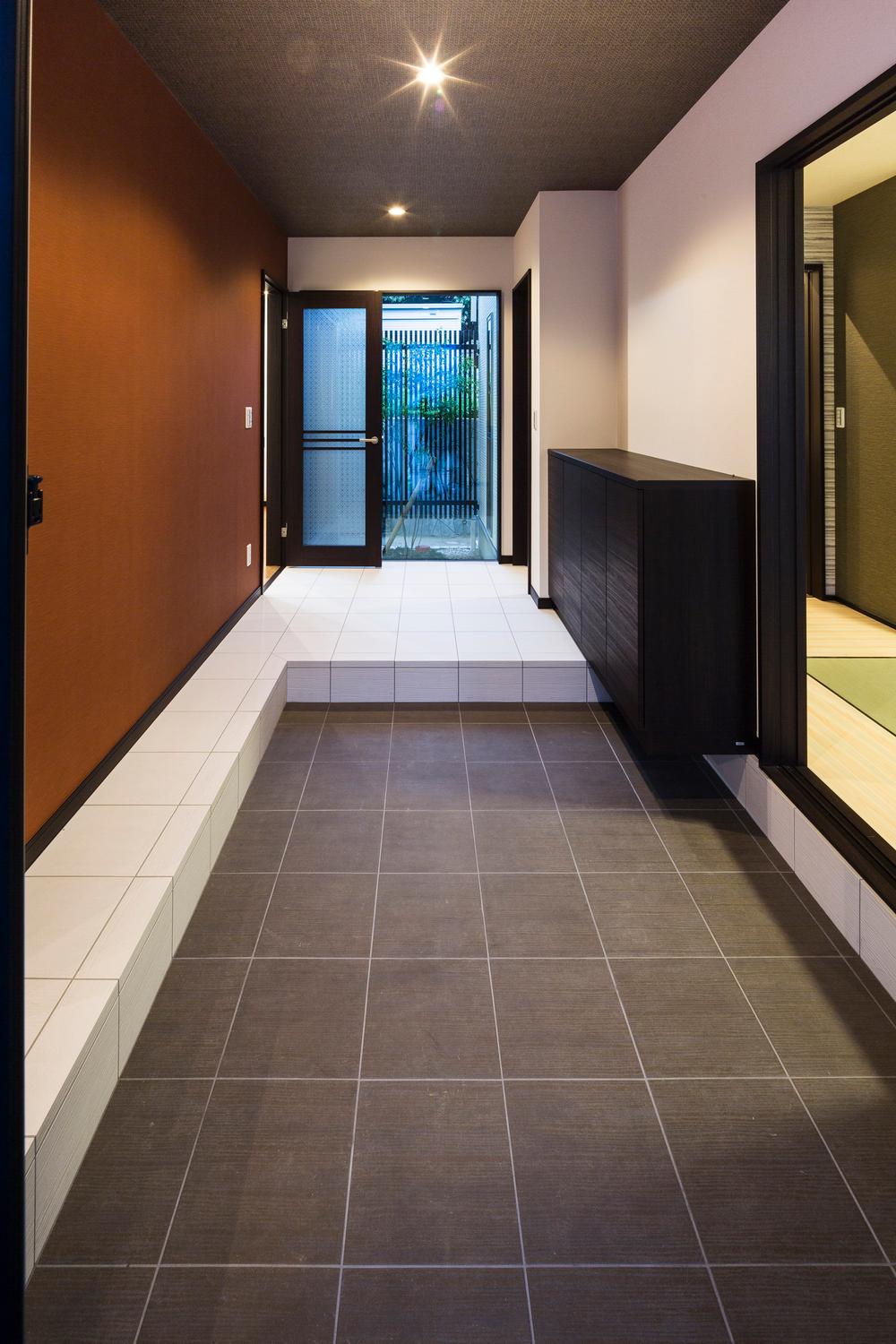 Entrance. Wide entrance leading to the back. Right is Japanese-style room. Living and go to the left. Calm space is felt in the specification in which the modern sum in base.