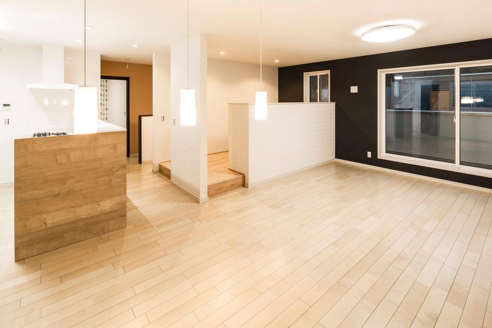 Kitchen. Pit in the garage of the house to live with the car of the second floor there are LDK and children's Mato. Space is also a point of interest to children and communication can be taken while the housework.