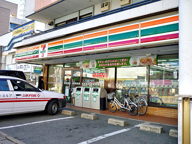 Convenience store. 550m to Seven-Eleven (convenience store)