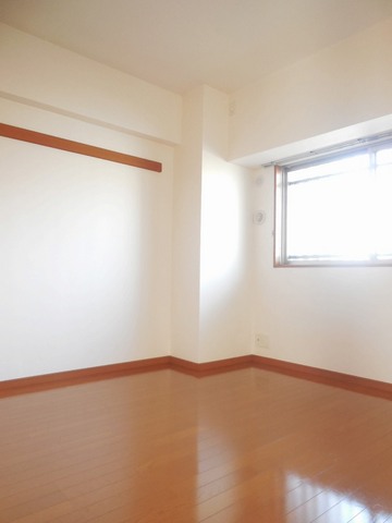 Living and room. Western-style is also bright