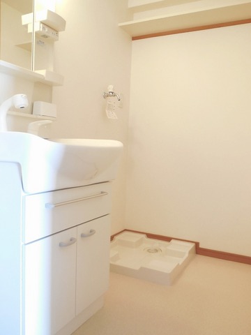 Other room space. There Shandore