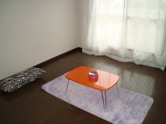 Living and room. Western-style 7.5 Pledge