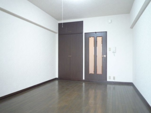 Living and room. Western-style 7.5 Pledge