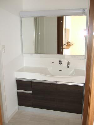 Wash basin, toilet. Spacious wash basin with shower faucet (^_^) /  Since the wider washstand, (^_^) It can be used with confidence in a weak little children to wash the face /