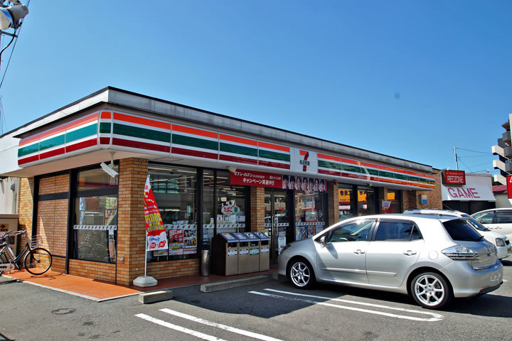 Convenience store. 600m to Seven-Eleven (convenience store)
