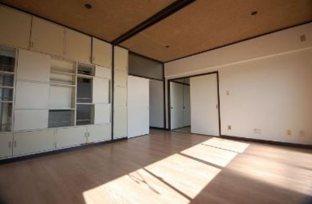 Living and room. Large is housed with a Western-style