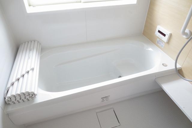 Bathroom. There is a window in the bathroom! Reheating, Possible heat insulation!