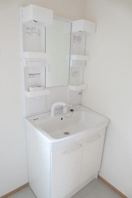 Wash basin, toilet. Washbasin with shower!