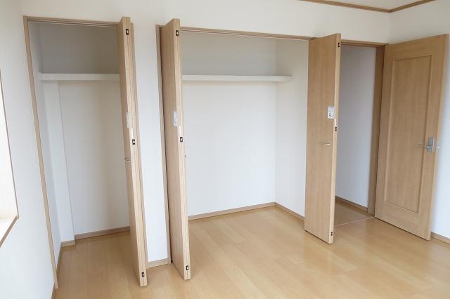 Non-living room. There all rooms housed!