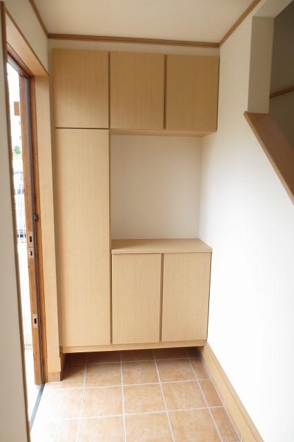 Entrance. There entrance storage!