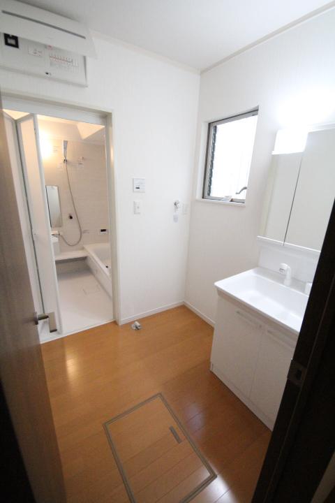 Wash basin, toilet. Local (12 May 2013) Shooting