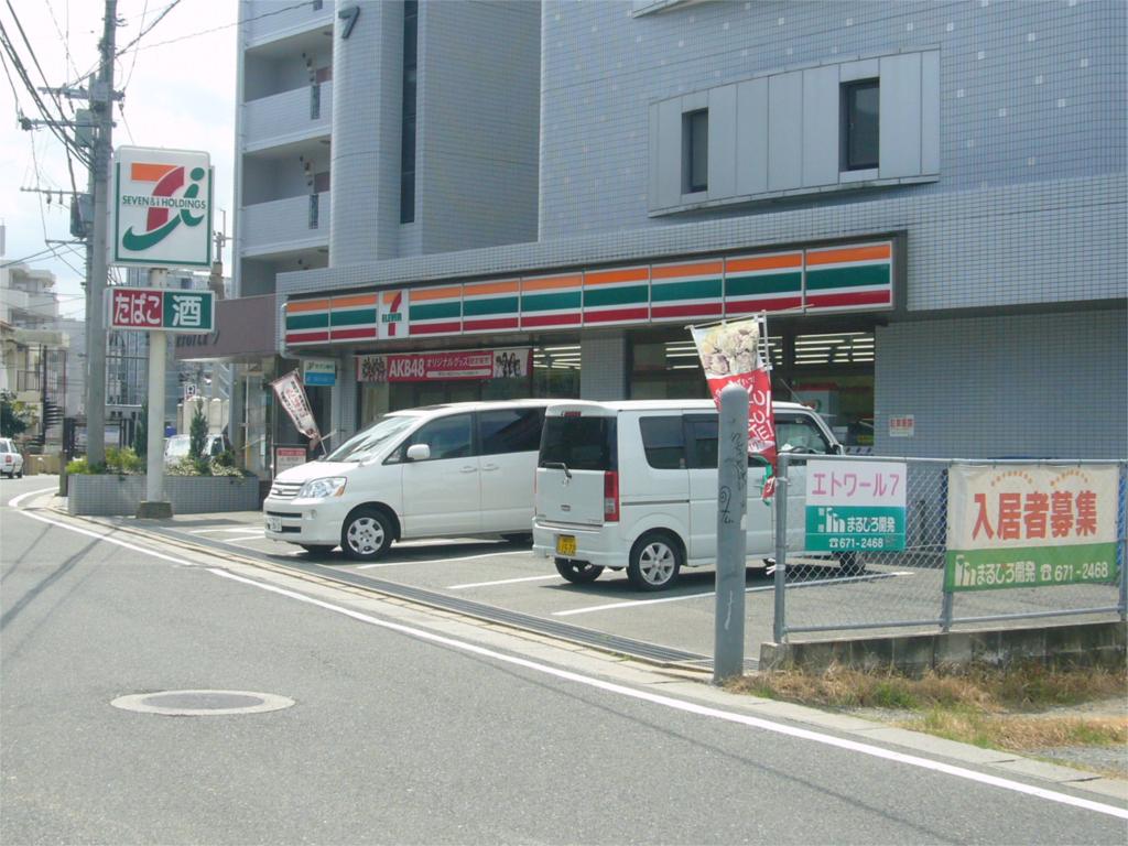 Convenience store. 300m to Seven-Eleven (convenience store)