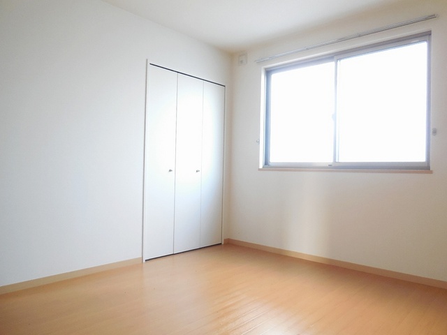 Other room space. I Western-style is also bright