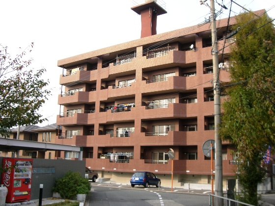 Building appearance. Mansion is next to park