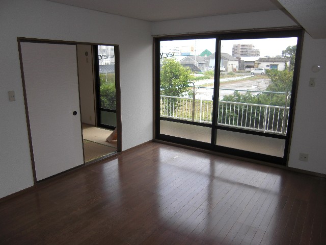Living and room. Spacious living room freely ☆
