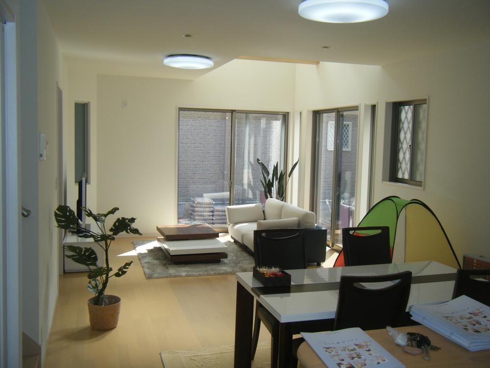 Same specifications photos (living). Same specifications image (Kamishirozu 2 Building)