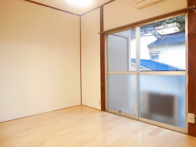 Living and room. Firmly securing day