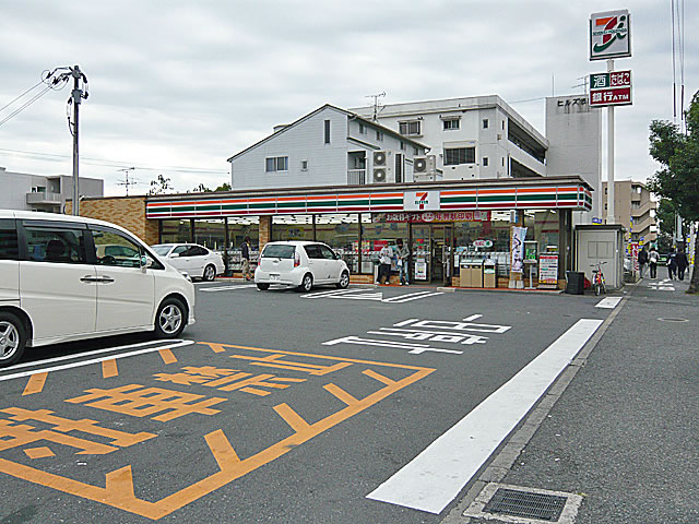 Convenience store. Seven-Eleven (convenience store) to 200m